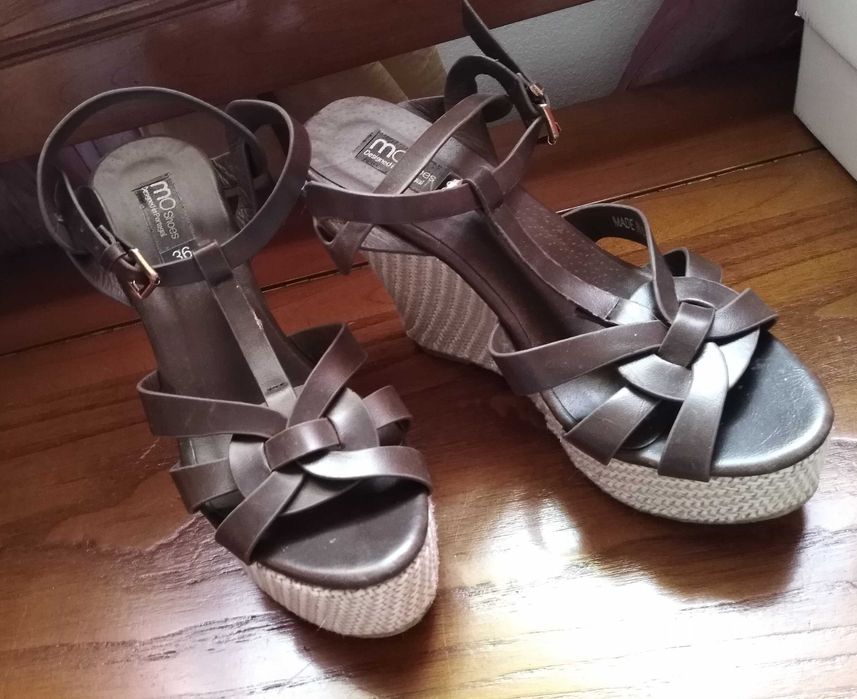 Sandálias usadas como novas