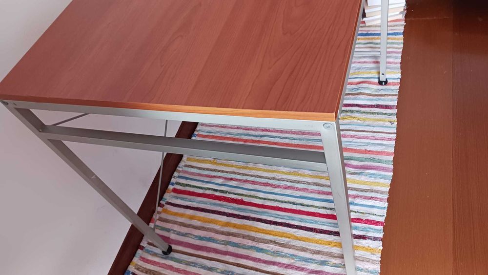 Conjunto de 3 secretárias. 80(l)x60(p)x75(a)