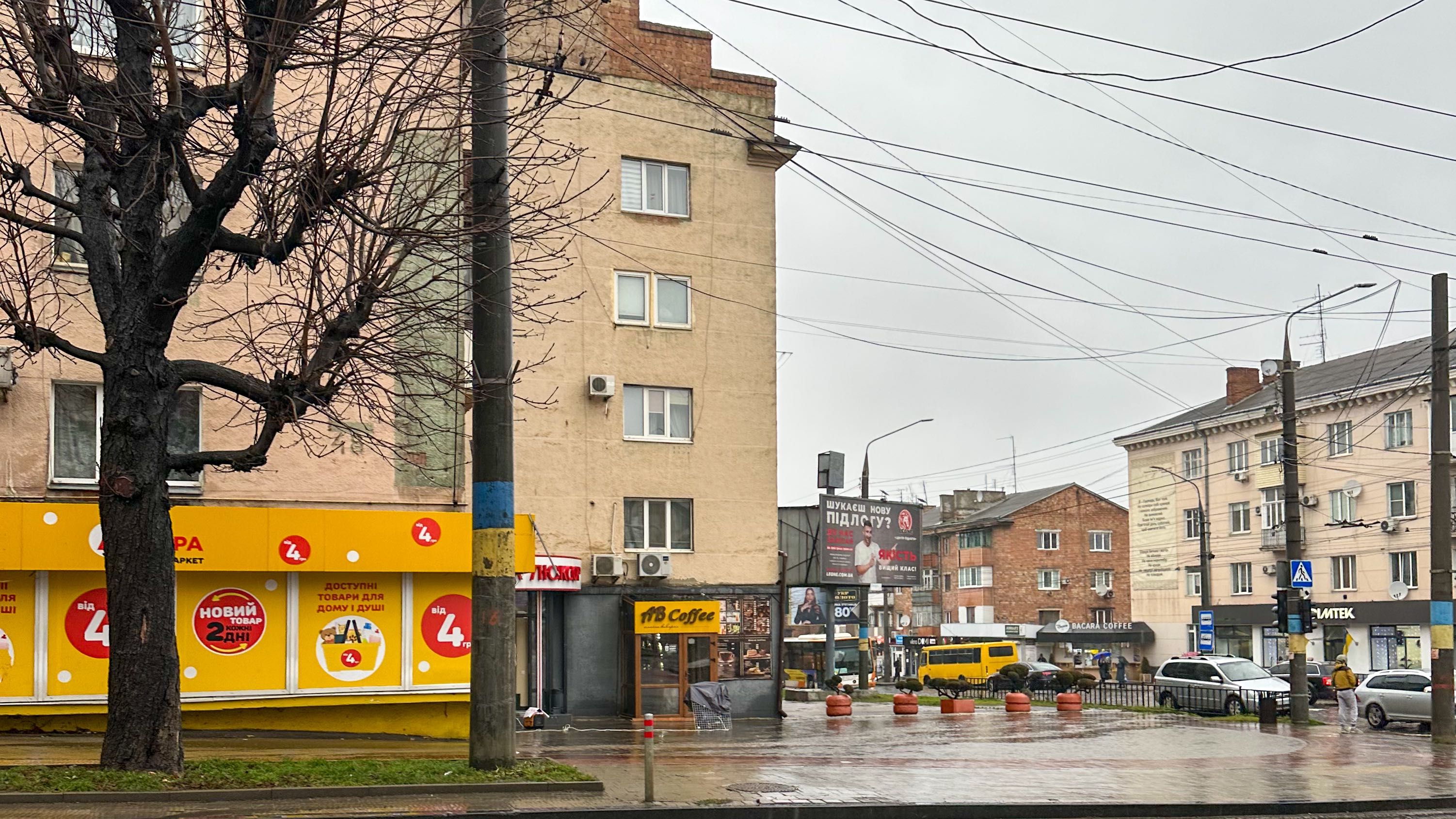 СМ Половина магазину продається, кут Головна - проспект Незалежності