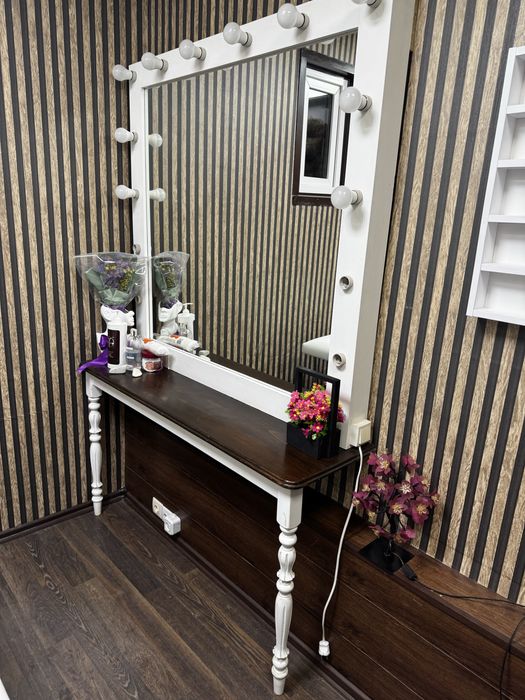 Меблі шафа вітрина дзеркало стіл манікюрний трон педикюрний