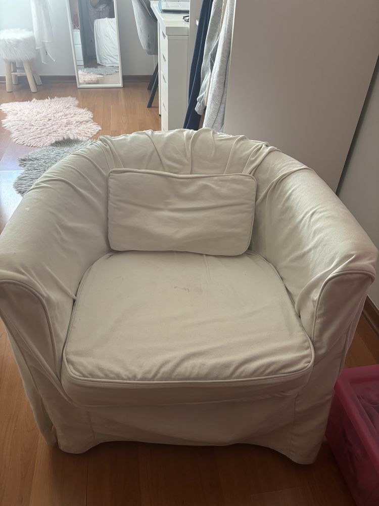 Poltrona branca com almofada