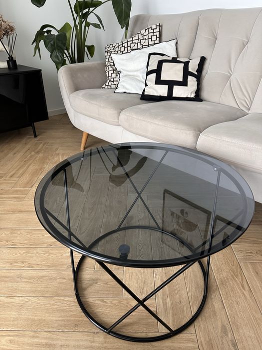 Czarny stolik kawowy, szklany blat