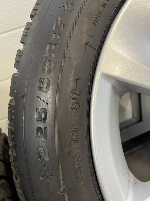 Felgi aluminiowe z oponami zimowymi 17 cali BMW 5
