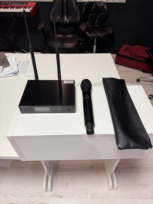 Shure QLXD 2/KSM9 (мікрофон) + Shure QLXD 4(база)