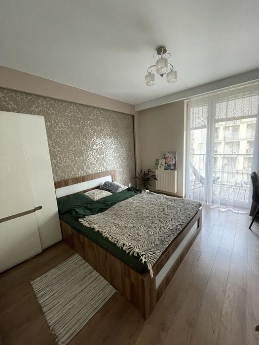 Duży pokuj w mieszkaniu dwupokojowym