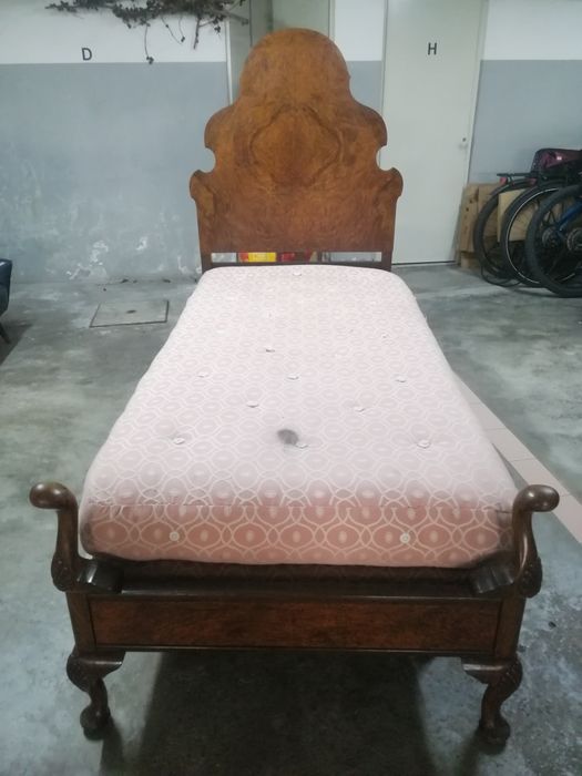 Cama solteiro, antiga com base em ferro e rodízios , cabeceira e pés m
