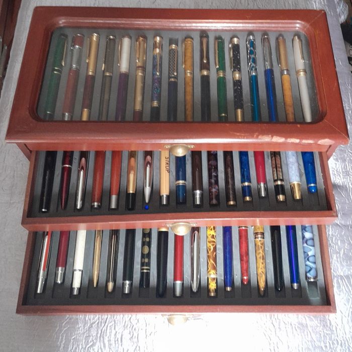 Caixa com 50 canetas