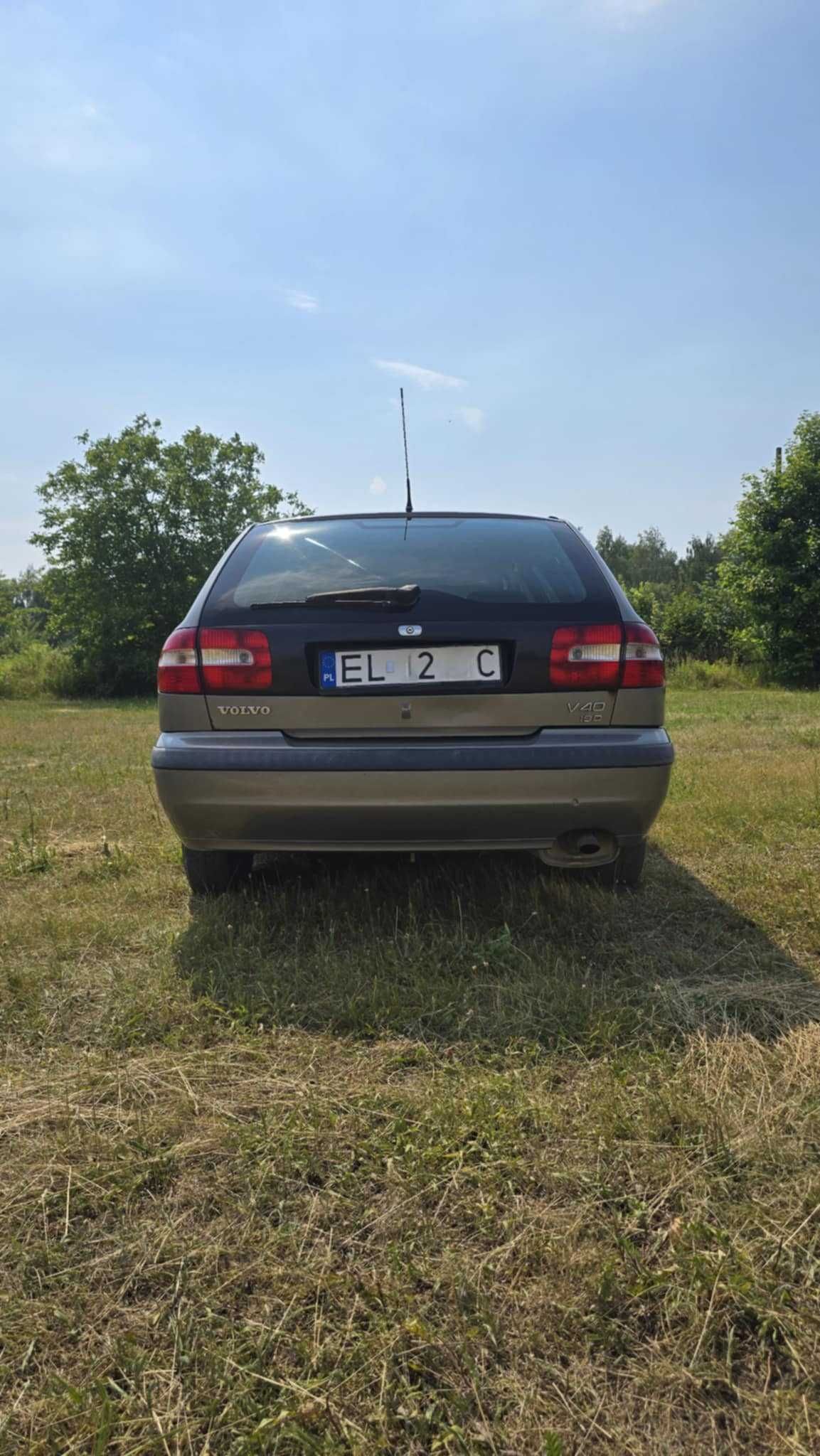 Szare Volvo V40 2004r.