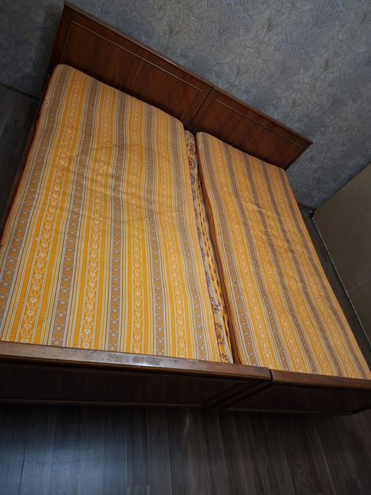 Продам двоспальне ліжко 180х90,тумби,трюмо