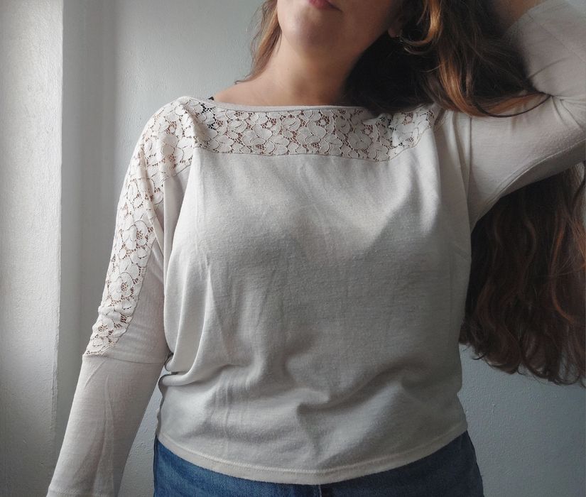 Blusa bege/creme com detalhe em renda, tamanho S marca pull&bear