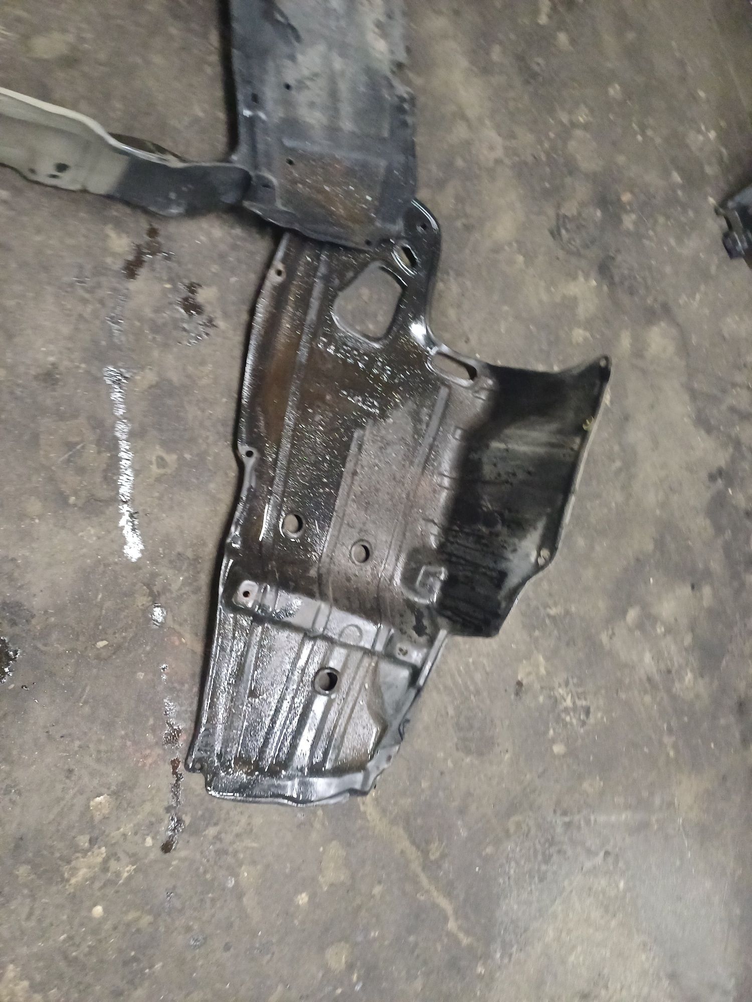 Toyota Avensis t25 2.0 vvti oslona osłony dolne silnika podłoga