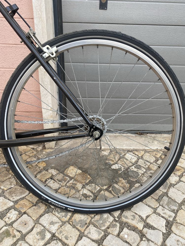 Bicicleta antiga toda restaurada