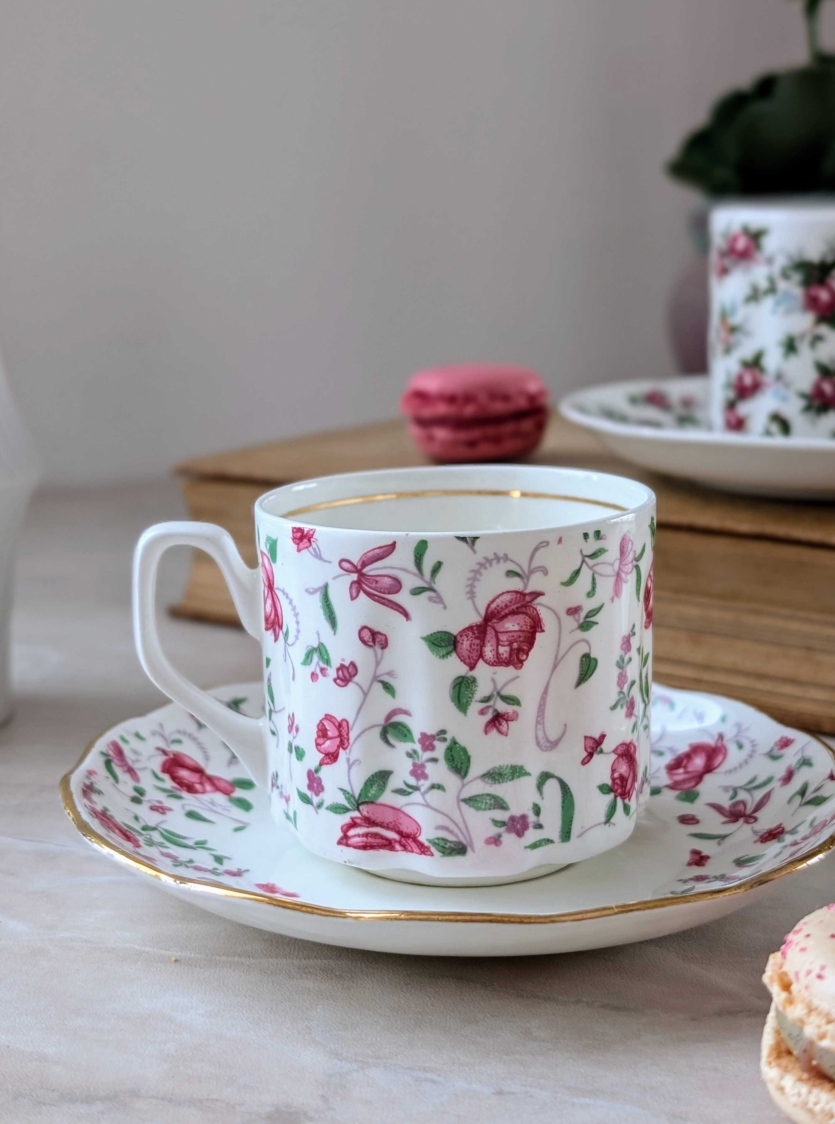 Duo angielska porcelana w gęsto ułożone motywy kwiatowe