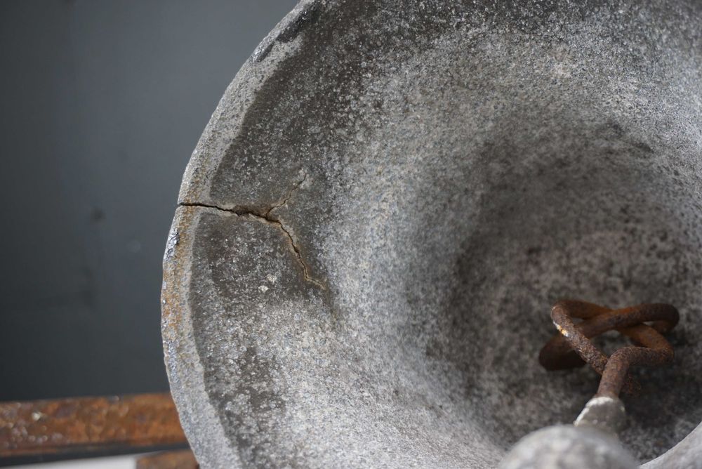 Zabytkowy żeliwny dzwon dzwonek ścienny klasztor szkoła