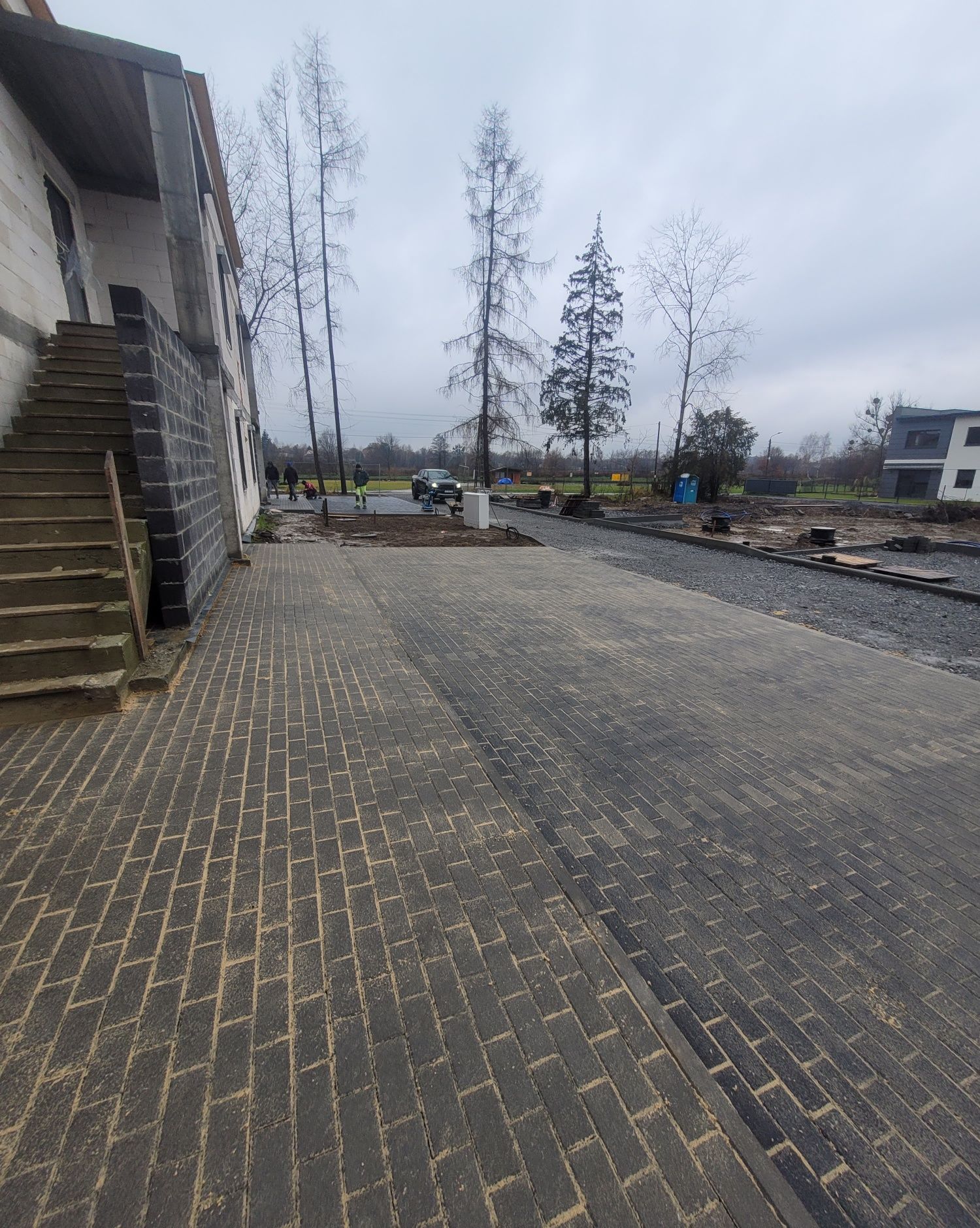Utwardzenie terenu,drogi dojazdowe,drenaż,przyłącz wodno kanalizacyjne