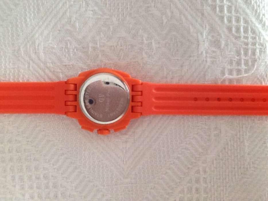 Relógio cor de laranja