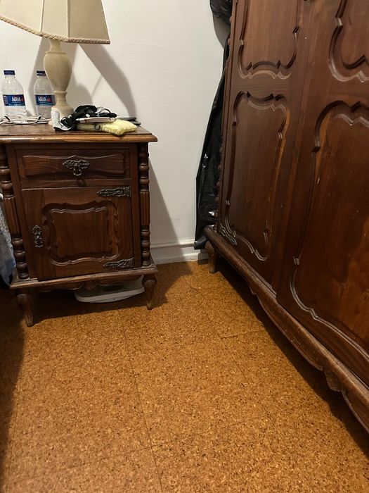 Conjunto de Quarto em Madeira – Roupeiro, Cómoda e Mesas de Cabeceira