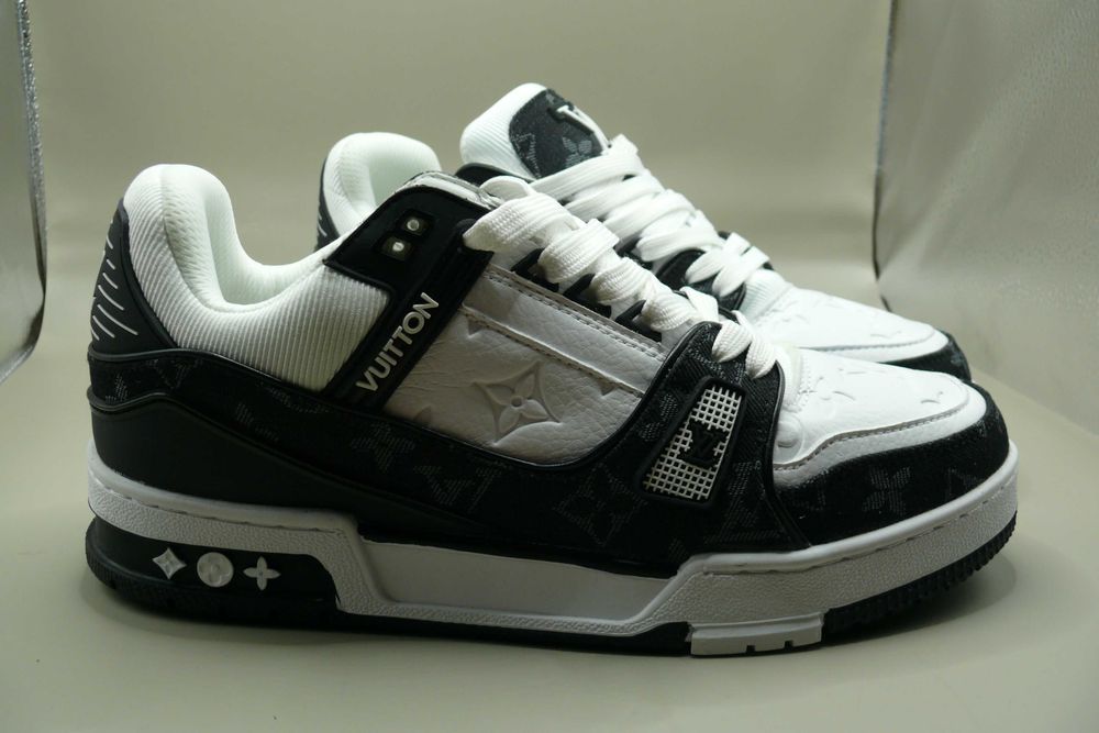 Sapatilhas brancas e pretas - Leia a Descrição