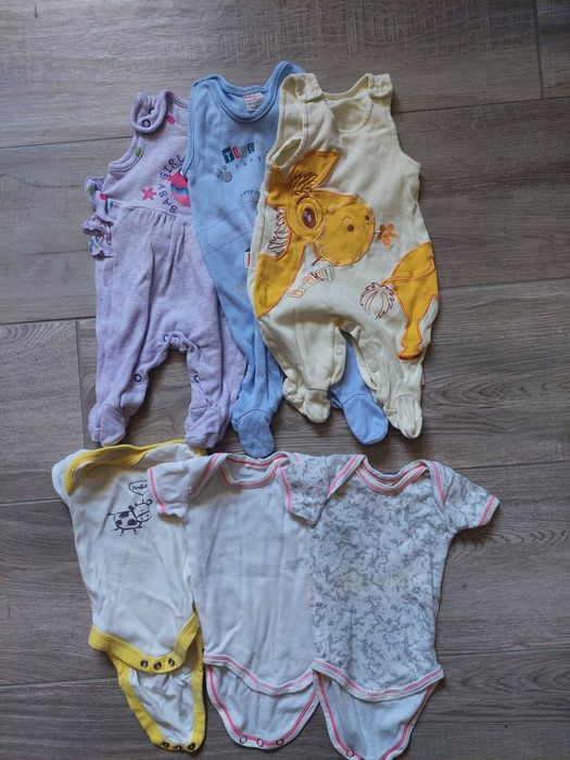 Paka ubrań dla niemowląt r. 56 body spodnie śpiochy czapki skarpetki
