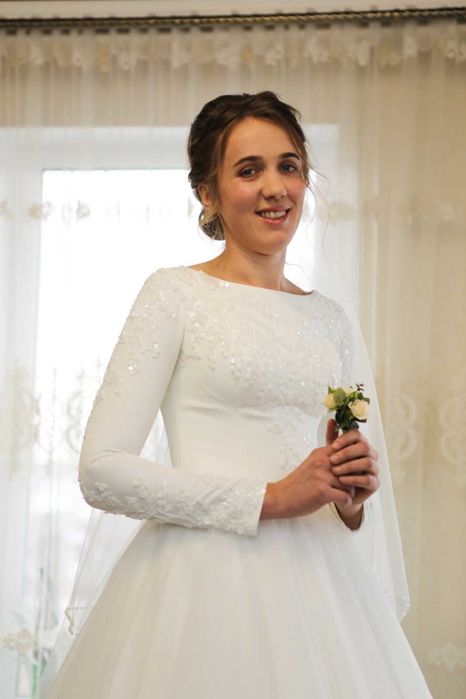 Весільна сукня зі шлейфом