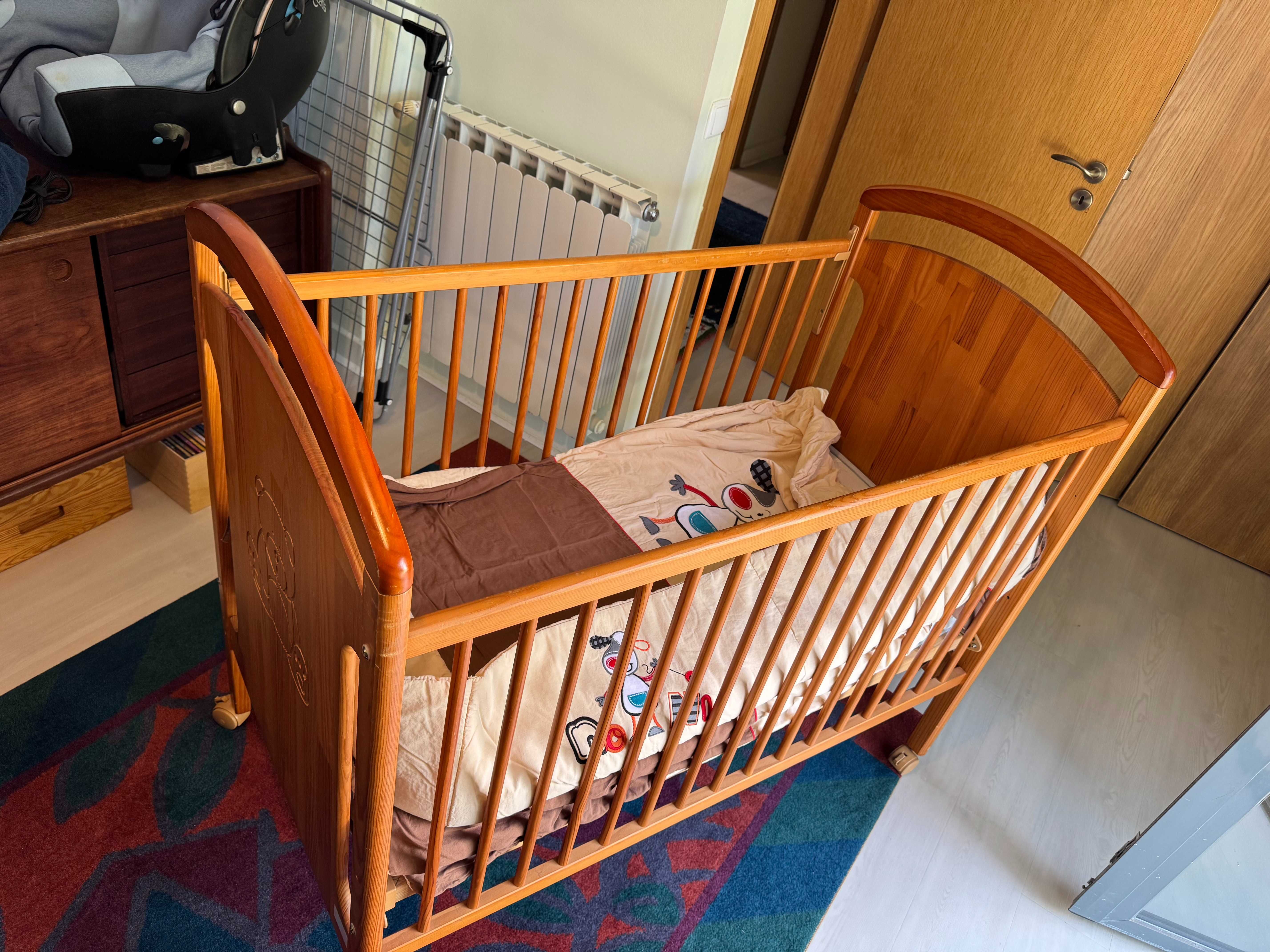 Cama de bebe, colchão, capa de cama e protector.