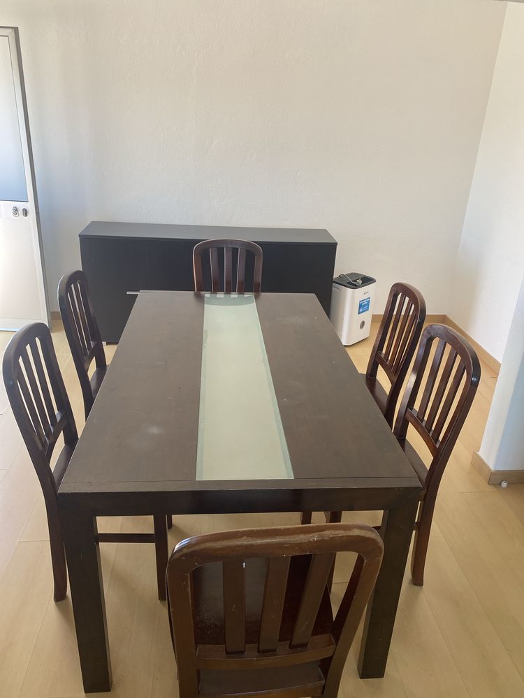 Mesa de jantar com aparador