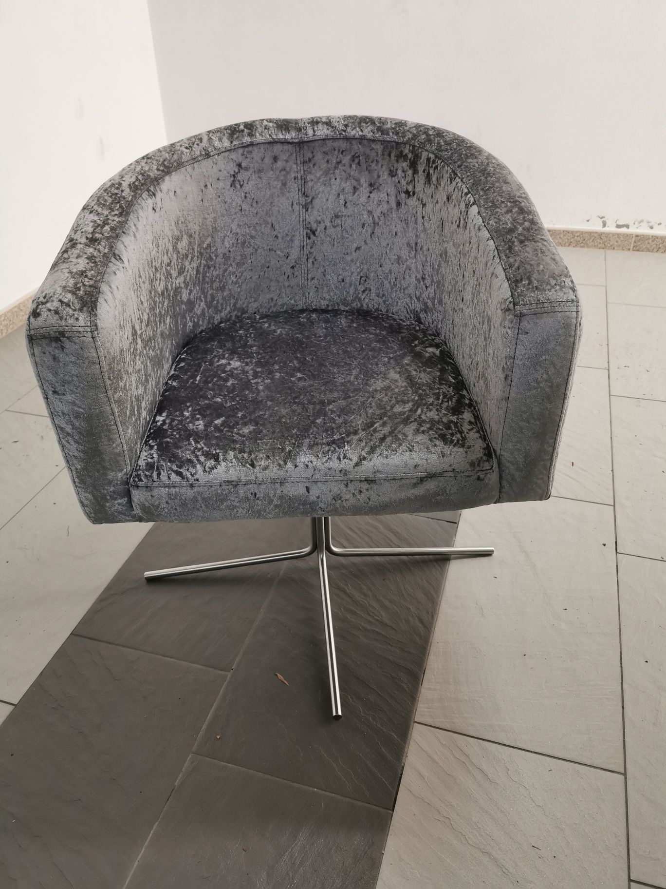 Cadeirão com pés em inox