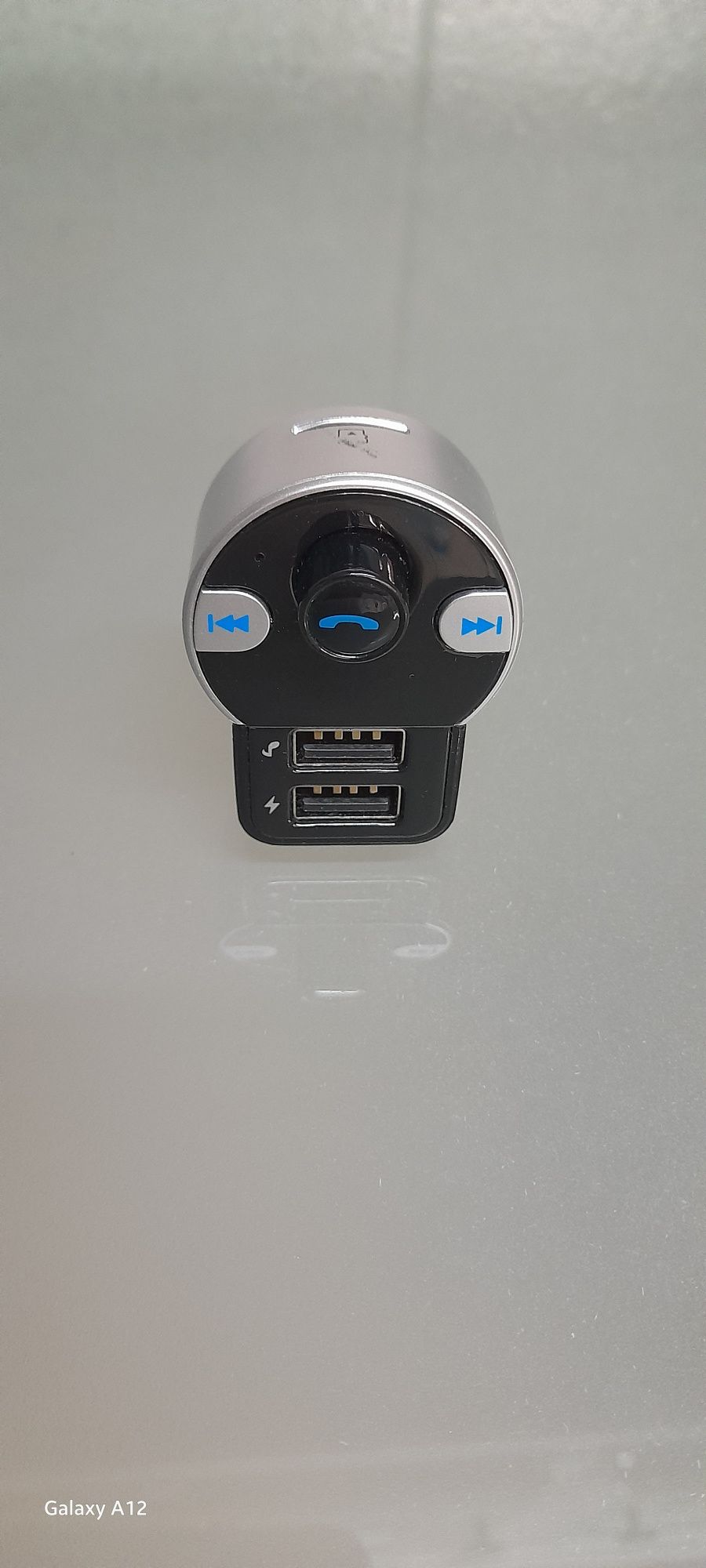 Transmissor FM com Bluetooth.
