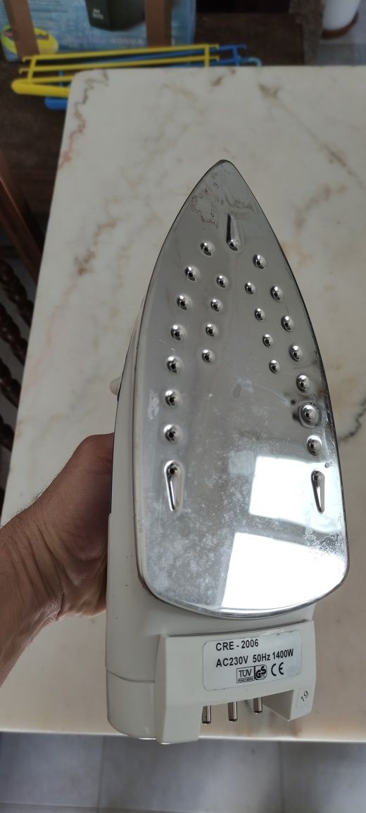 Ferro de engomar a vapor sem sem fio