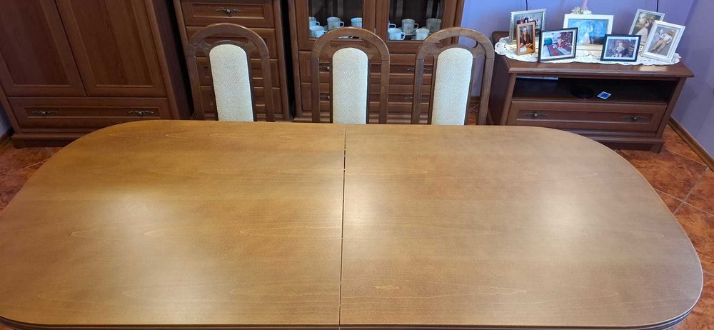 Stół owalny rozkładany i sześć krzeseł