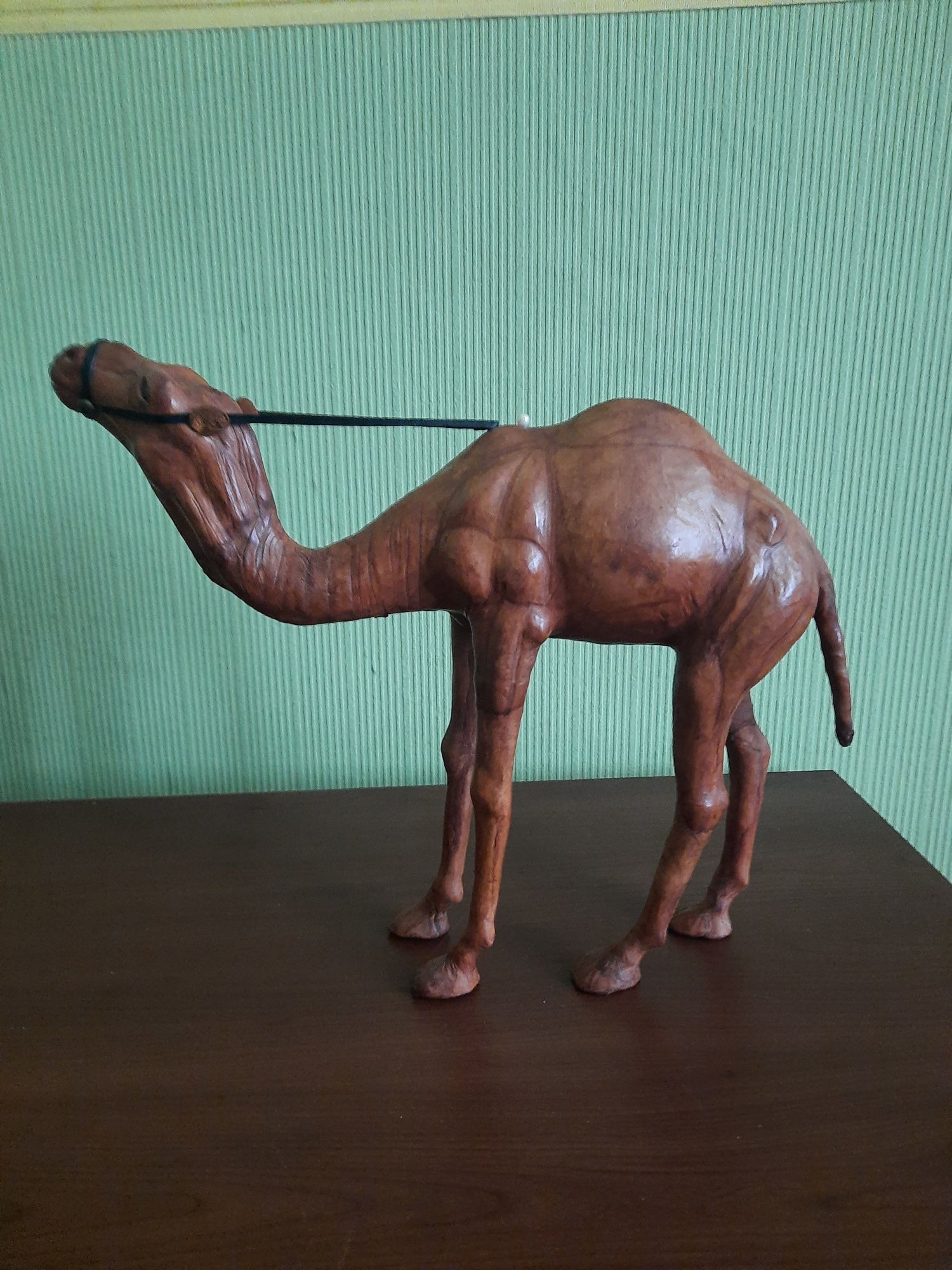 Статуэтка верблюд из кожи.