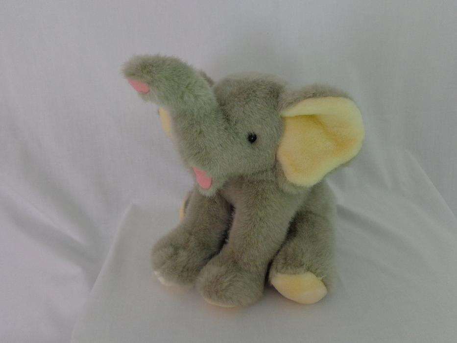 Elefante com filhote em peluche