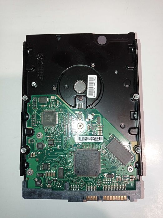 Жесткий диск на детали.