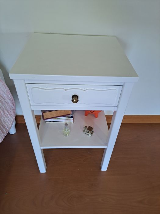 Cama e mesa de cabeceira branca