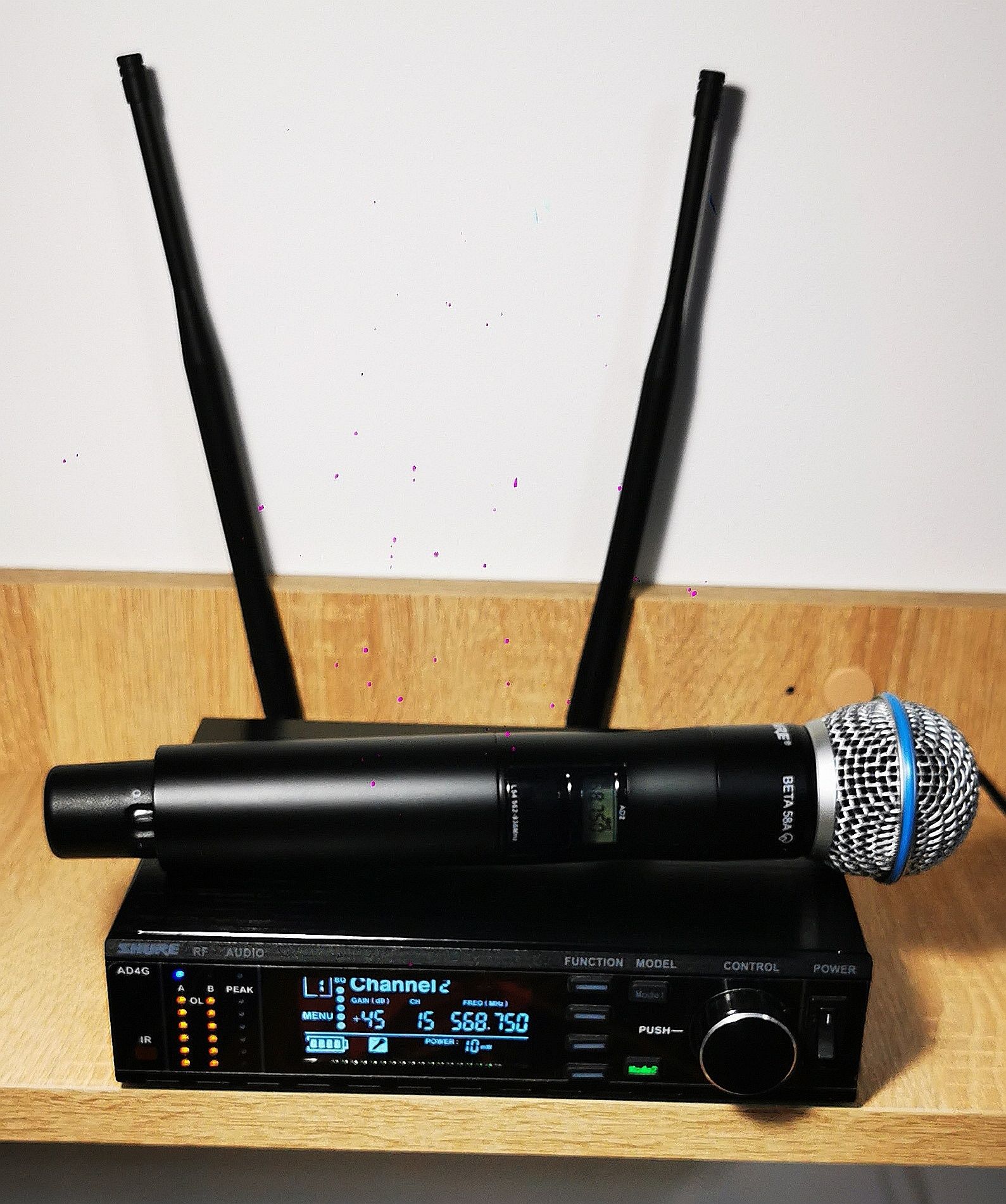 Zawodowy mikrofon bezprzewodowy Shure Beta58 + stacja AD4G