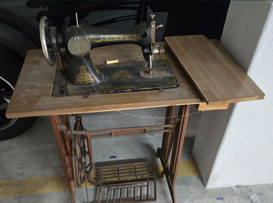 Lindissima maquina de costura com todas as pecas originais