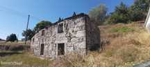 Quintinha c/casa para restauro em pedra  área terreno 1400m2  em Bico/