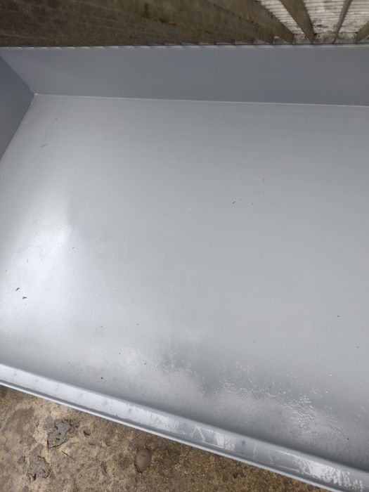 Stalowa, mobilna wanna ociekowa z kratownicą.