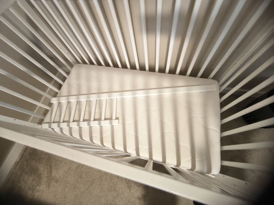 Łóżeczko dziecięce z szufladą + materac + ochraniacze