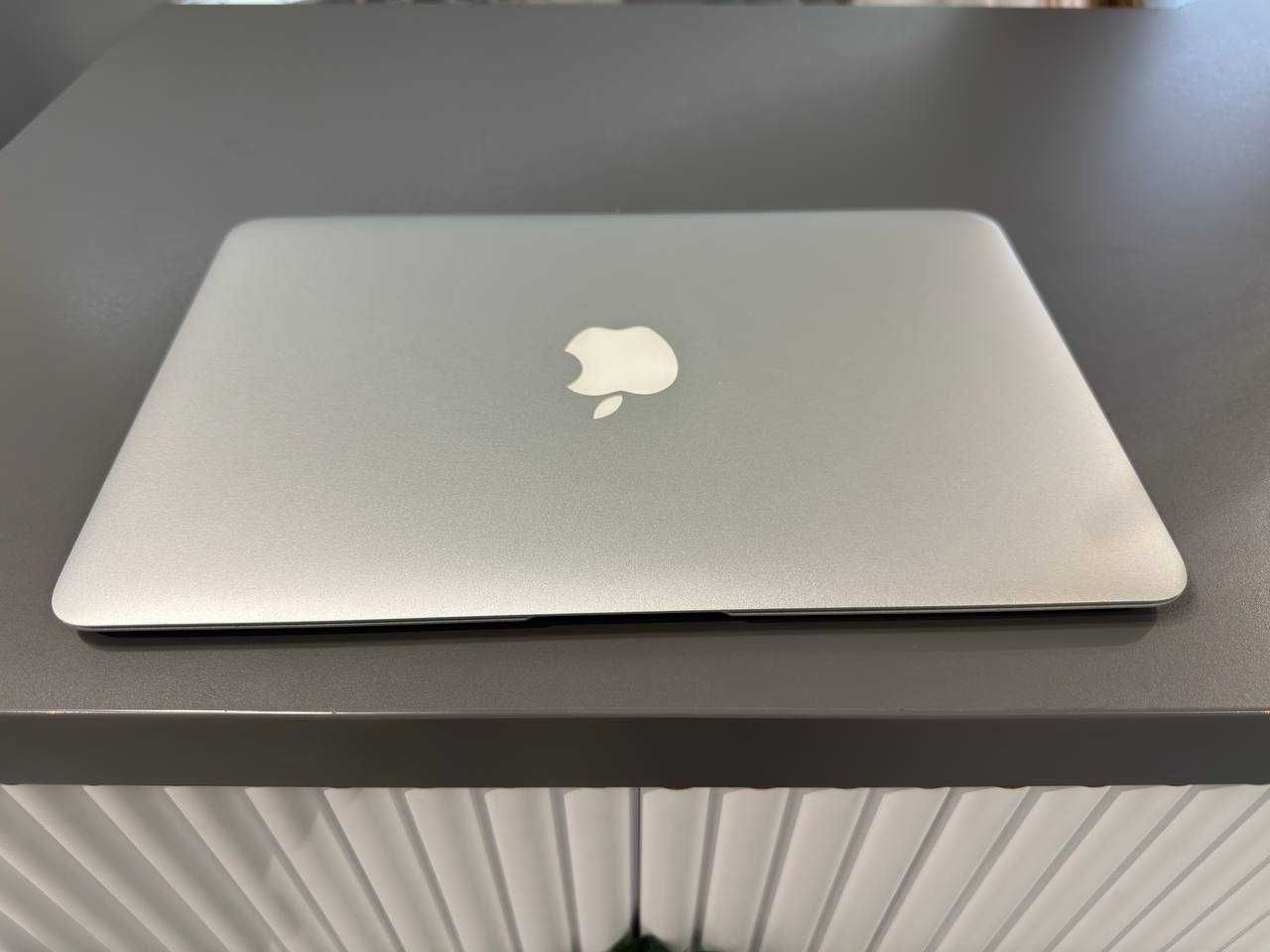 ноутбук Apple MacBook Air 11" (Mid 2011)