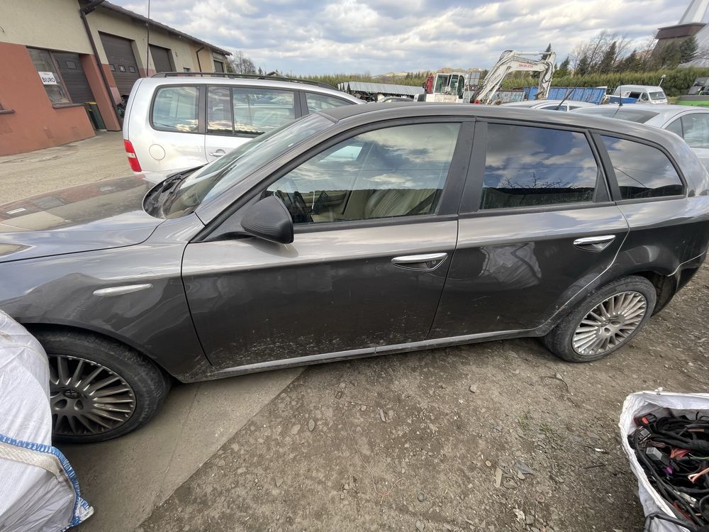 Na części Alfa Romeo 159 SW 1.9 JTD 939A2000 skrzynia 6B lakier 568/A