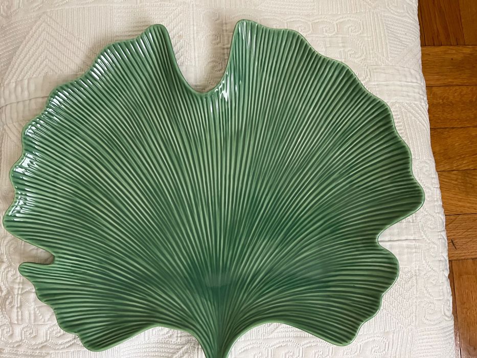 NOWY, ozdobny porcelanowy talerz / patera w kształcie liścia.