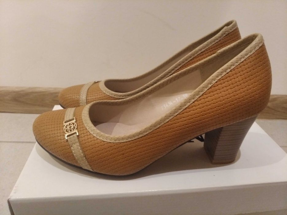 Obcasy rude-paseczek beżowy rozm. 39