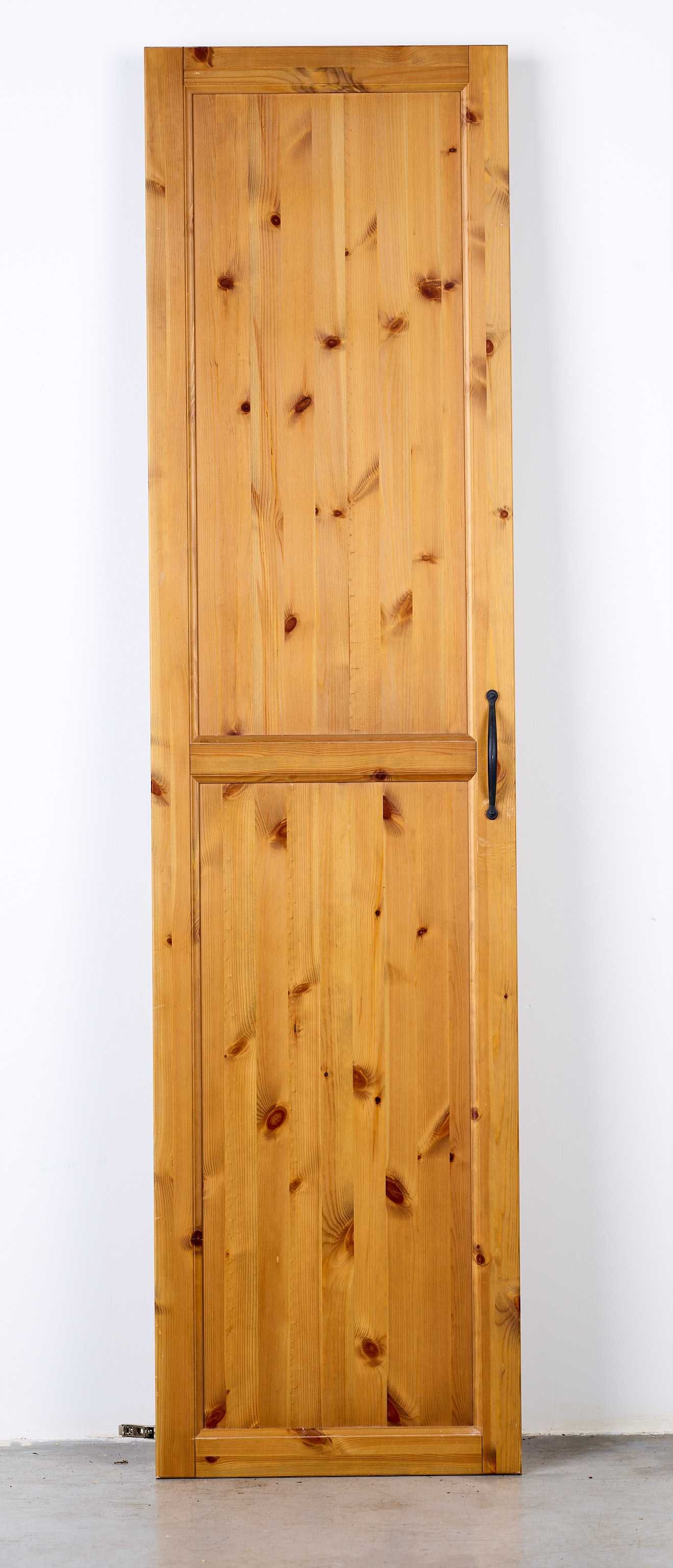 drewniane drzwi do szafy