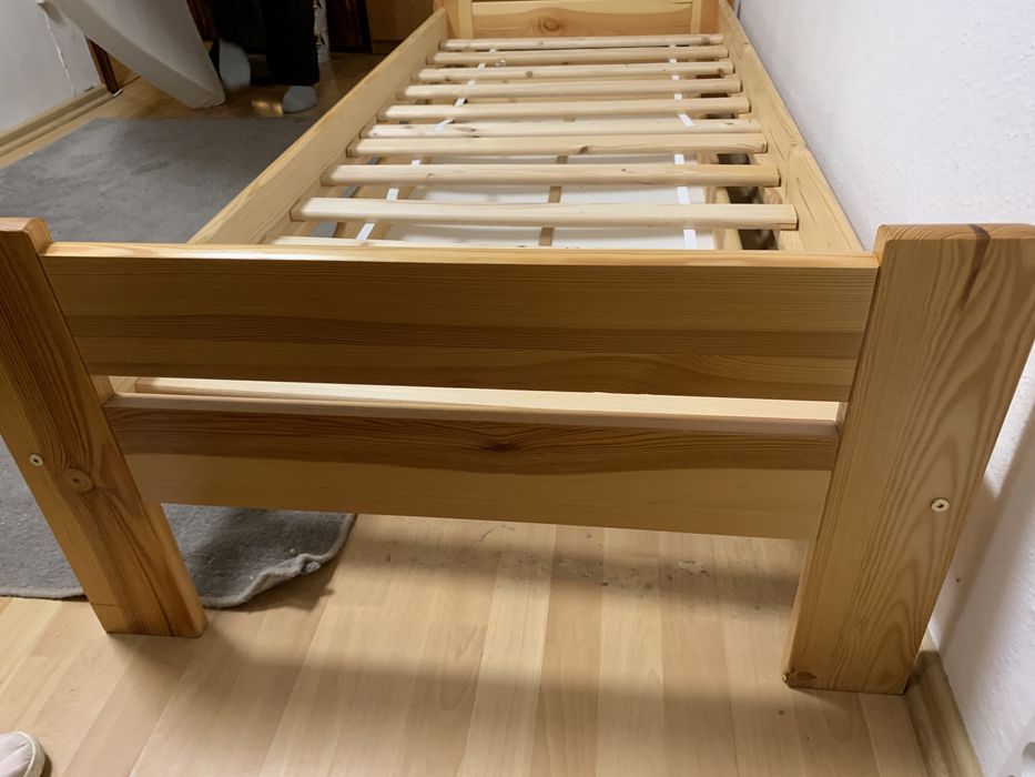 Drewniane sosnowe łóżko z szufladą na pościel i materacem