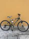bicicleta preta e branca