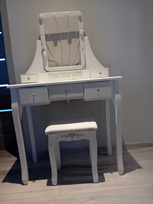 Toaletka z oświetleniem