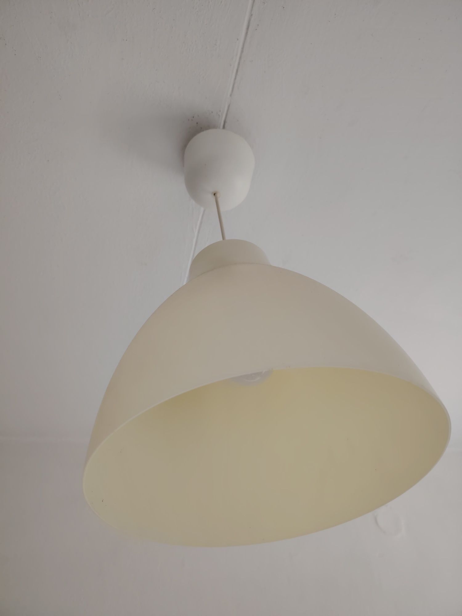Dwie lampy ikea biała i czarna