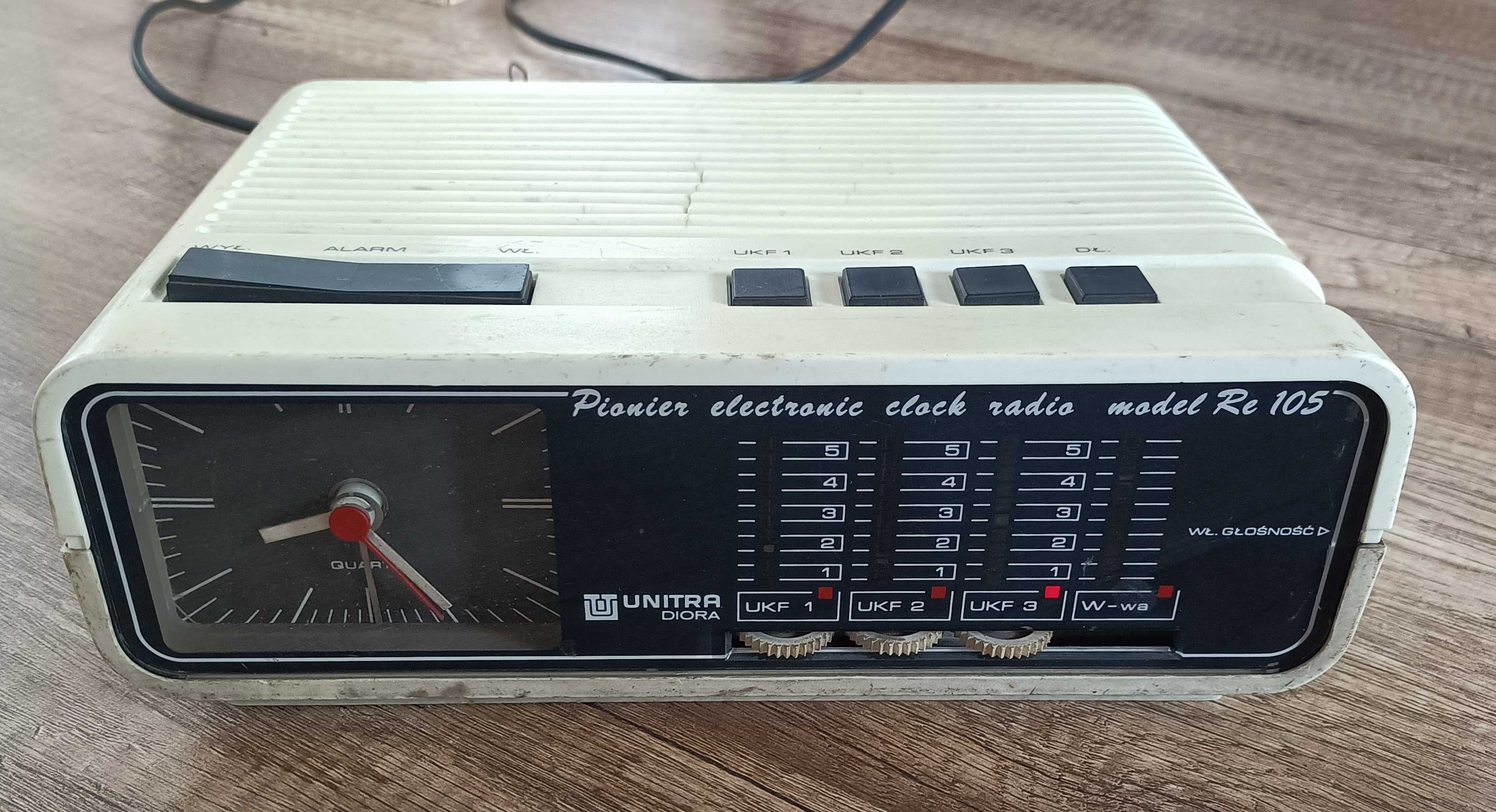 Radiobudzik UNITRA Diora