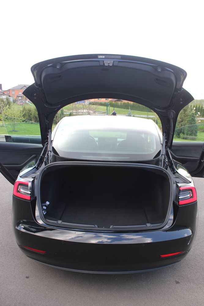 Tesla Model 3 SR+